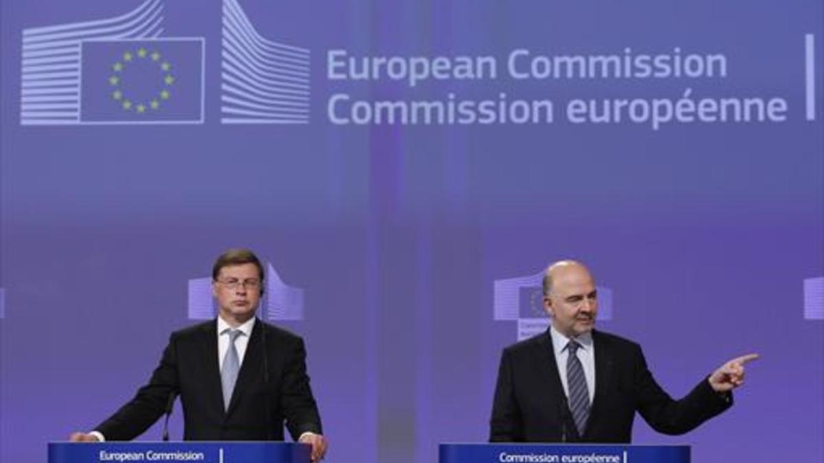El comisario Moscovici (derecha), y el vicepresidente Dombrovskis, en la rueda de prensa de ayer.