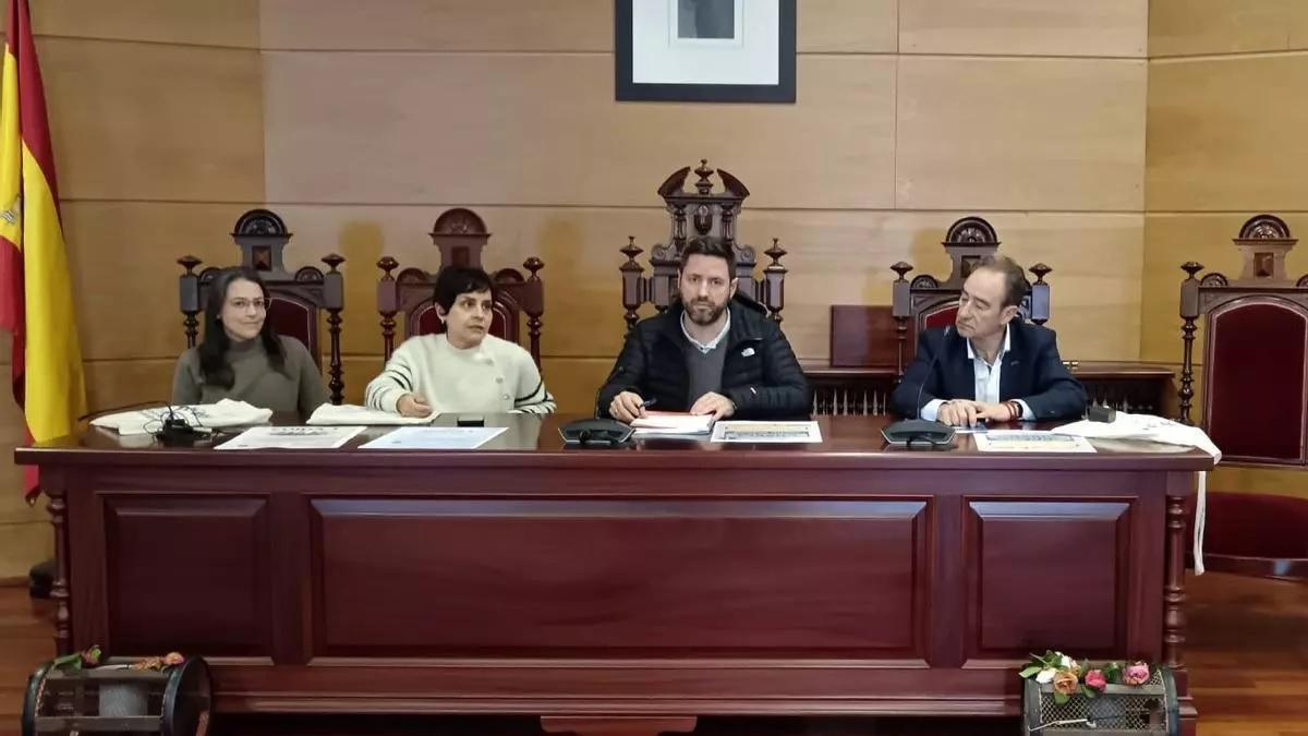 Autoridades y organizaciones el día de la presentación de la actividad.