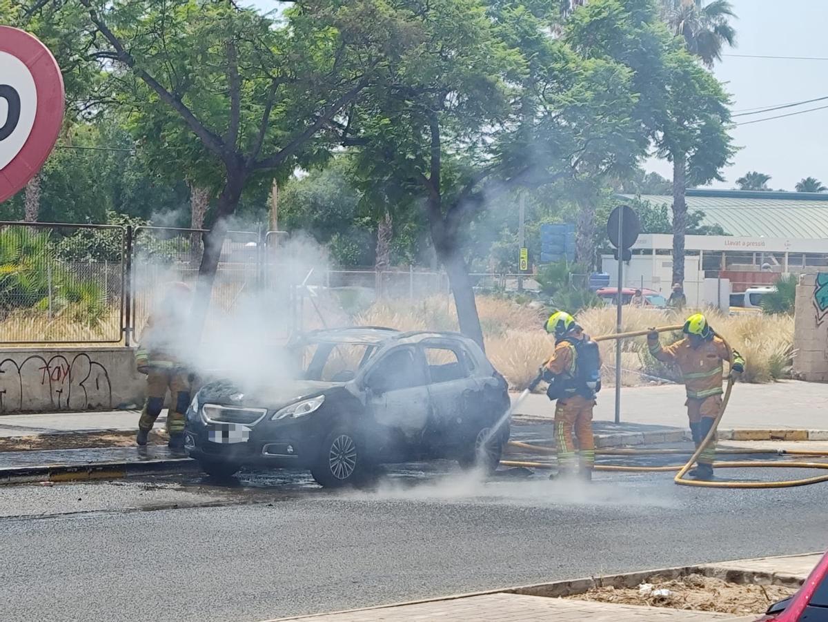 Los bomberos durante la extinción del incendio en San Vicente.