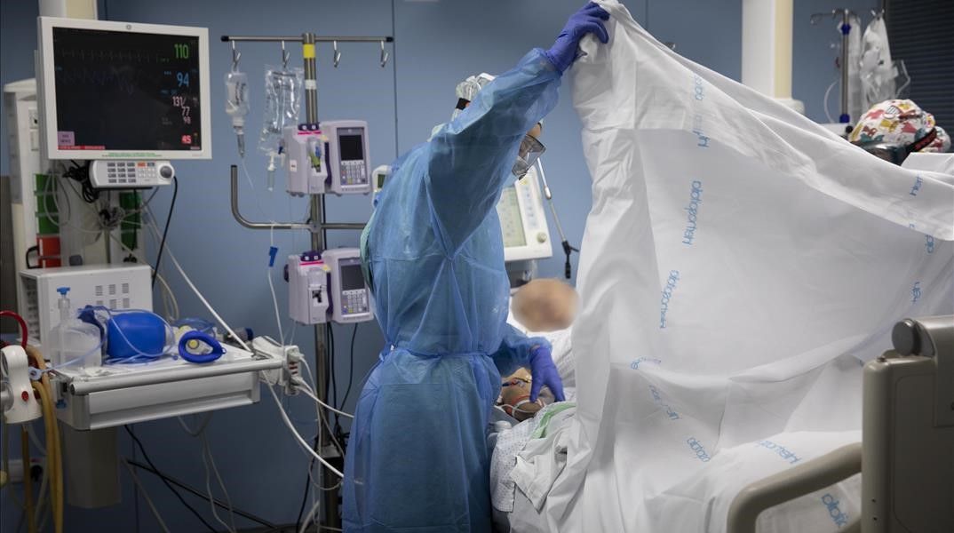 Barcelona 18 12 2020  Reportaje en el Hospital de Sant Pau   Unidad de cuidados intensivos UCI con enfermos de coronavirus covid-19 Foto de Ferran Nadeu