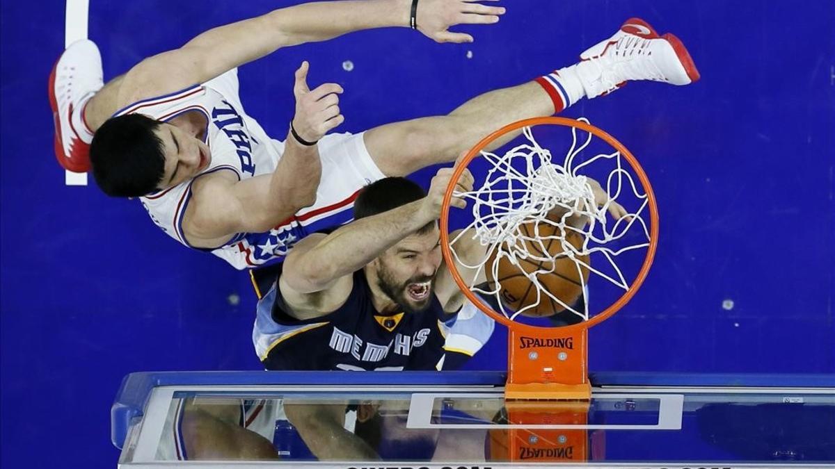 Marc Gasol pugna con Ilyasova para anotar en el partido ante los Sixers.