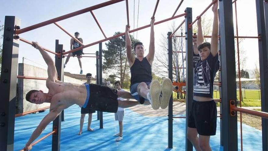 Tomás Gómez, Héctor Álvarez, Pablo Magán, Diego Pereira y Daniel Rodríguez, practicando calistenia en el nuevo parque. // D.B.M.