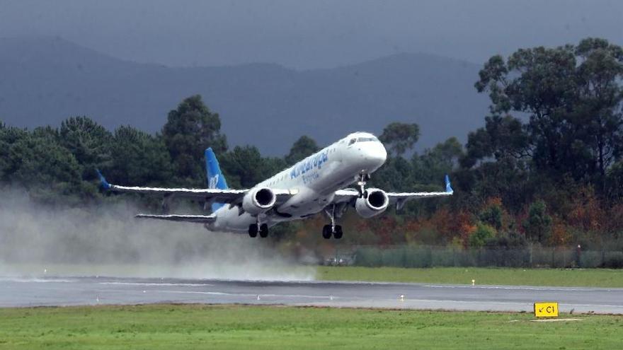 Un avión de Air Europa despegando del aeropuerto de Vigo. // Marta G. Brea