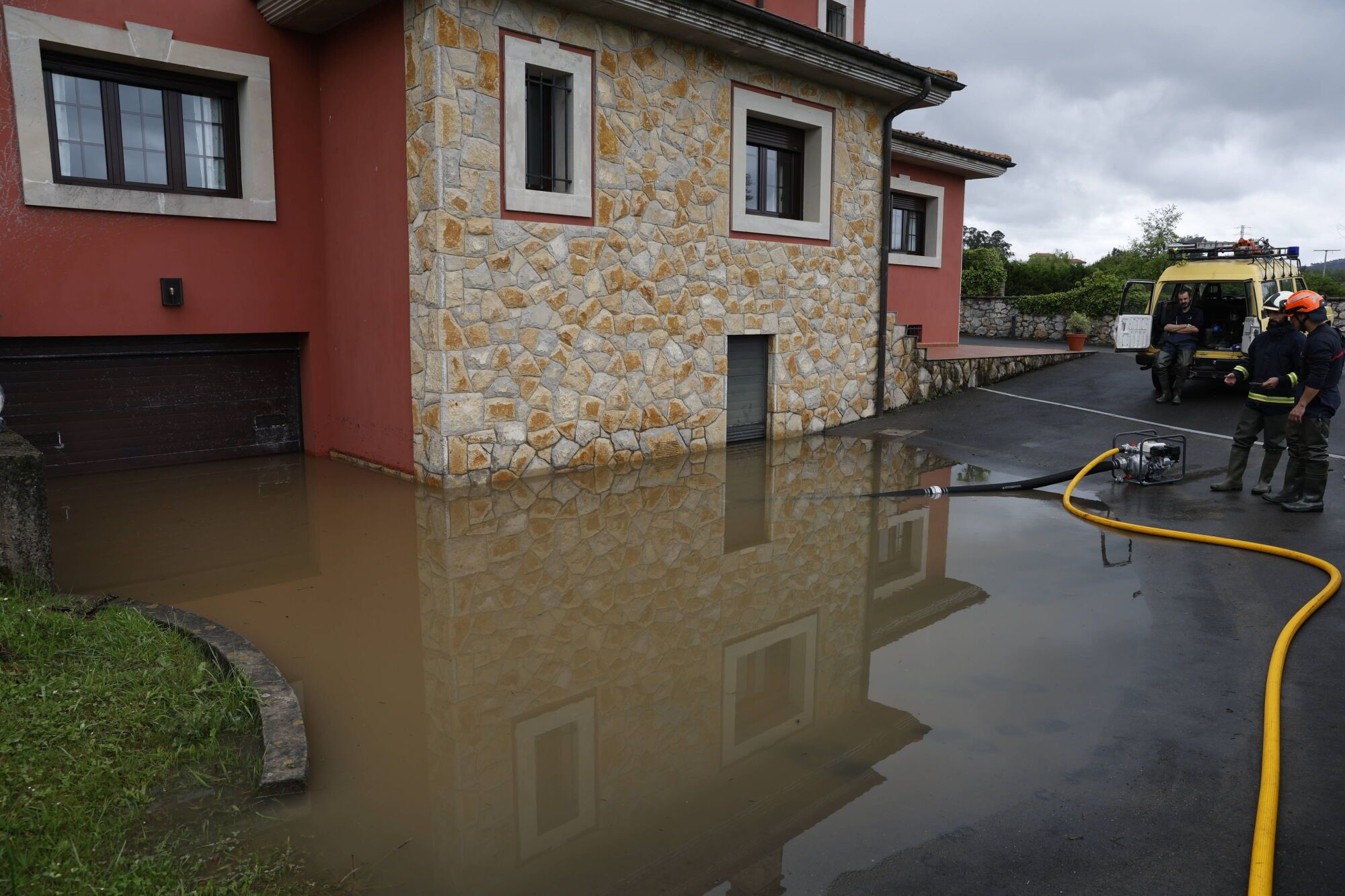 EN IMÁGENES: Caos en Colunga por las inundaciones de esta madrugada