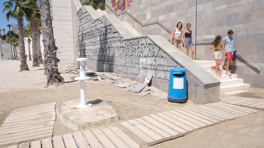 Nuevos desprendimientos en los muros de la playa de la Albufereta en plena temporada alta