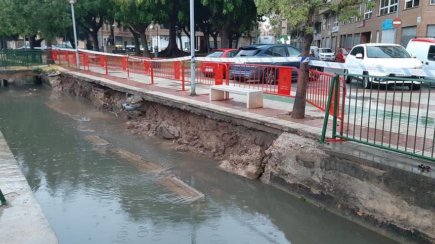 Un tramo del &#039;caixer&#039; (muro de la Séquia Major de Vila-real, a la altura de la plaza de l&#039;Alguer, se ha derrumbado a causa de las fuertes precipitaciones.