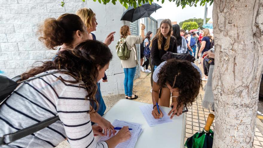 El Ampa ha organizado también una recogida de firmas para presentar ante Educación mostrando su rechazo al nuevo horario.