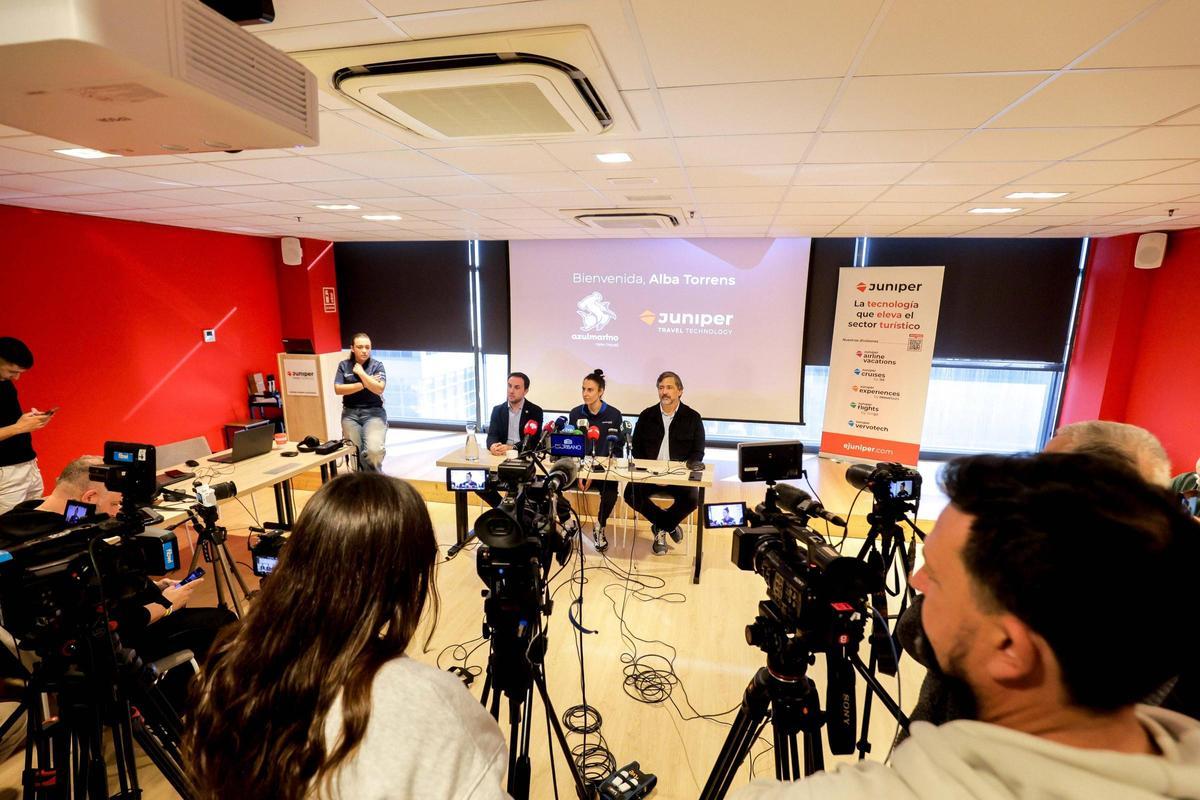 Mucha expectación en la presentación de la alero mallorquina.