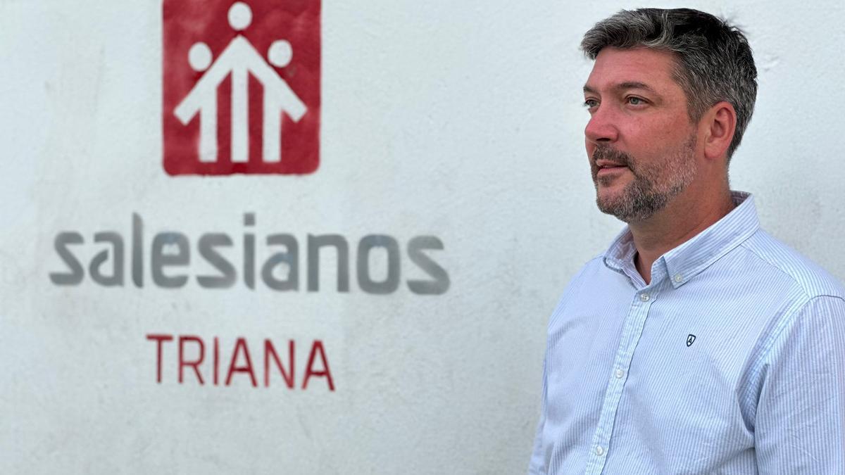 Julio Vera, director de los Salesianos de Triana y escritor de 'La Congregación de la Granada', en el patio del colegio.