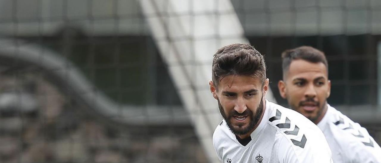 Raúl Navas, en un entrenamiento en Barranco Seco; detrás, Viera. | | UDLP