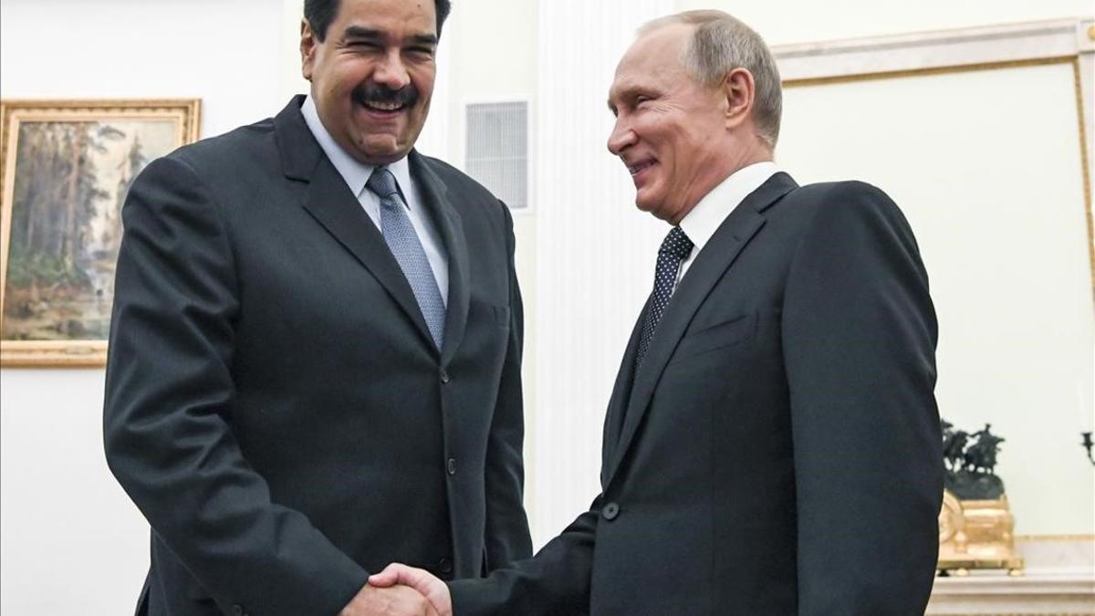 El presidente venezolano, Nicolás Maduro, y su homólogo ruso, Vladímir Putin, se saludan durante un encuentro en Moscú en el 2017.