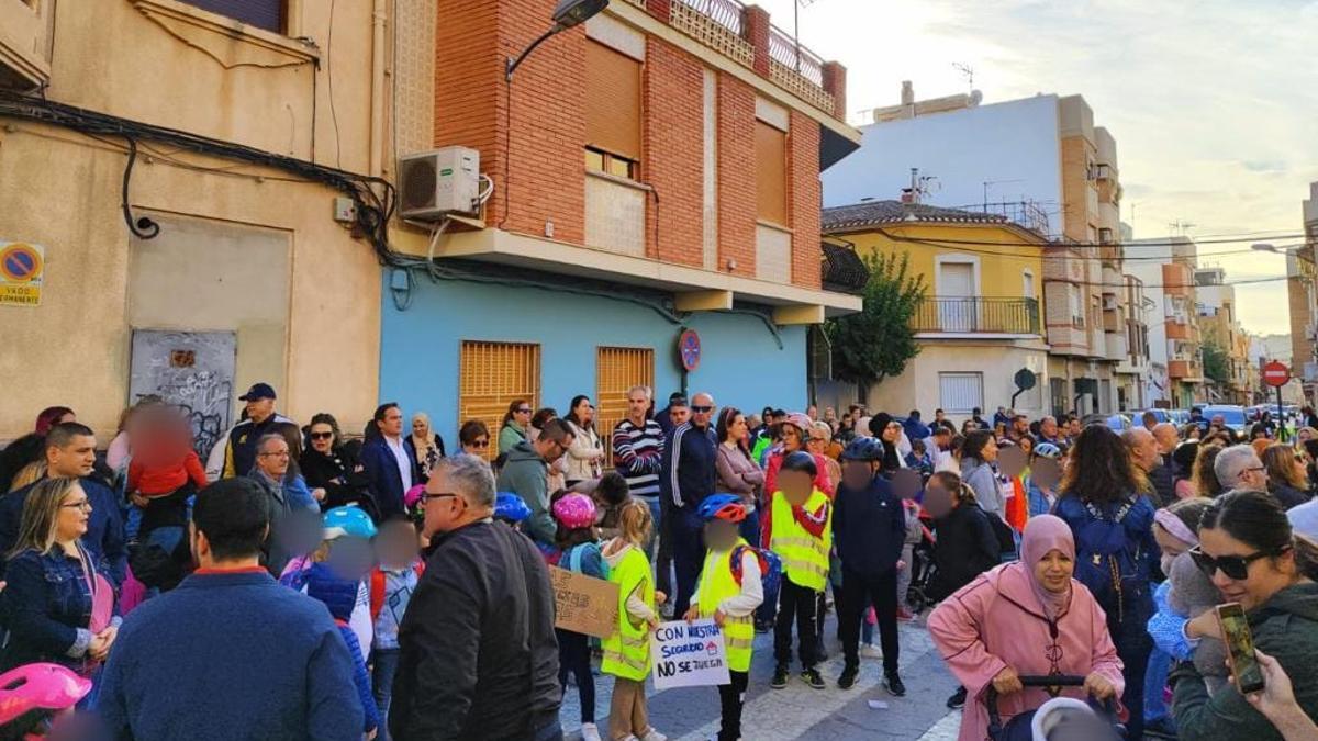 Padres y niños de Cieza antes de reanudar las clases.