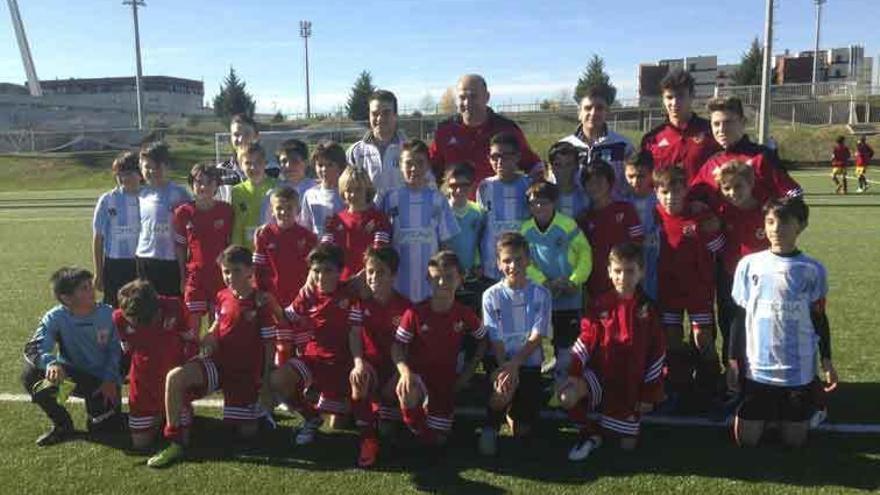 Cerca de 200 jugadores del Racing de Benavente miden sus fuerzas con la Escuela de la RFEF