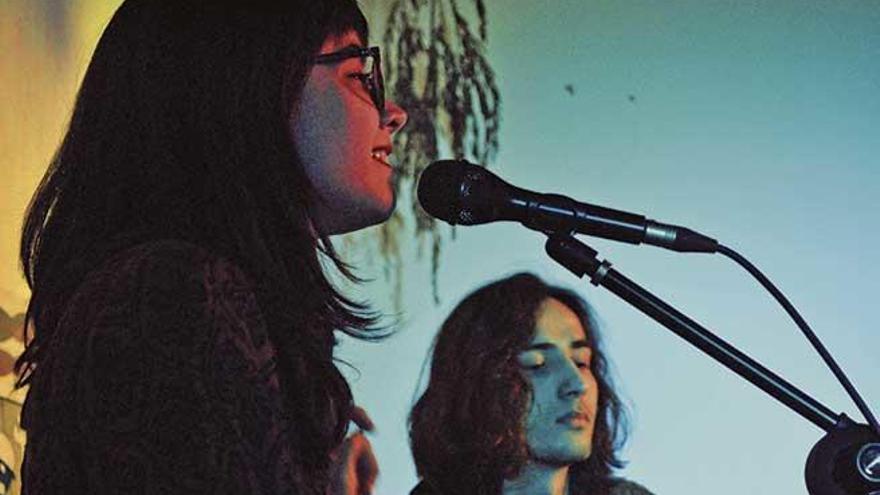 La cantante Clara Fiol y el guitarrista Joan Vallbona, durante un concierto.