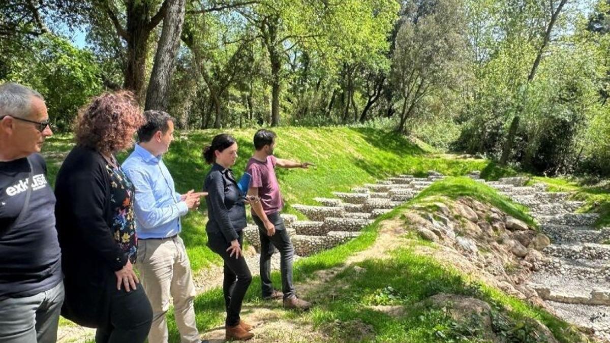 La visita que van fer les autoritats a la resclosa l’any passat.