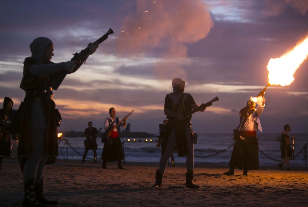 Un espectacular Desembarco al alba da inicio a los Moros y Cristianos en El Campello