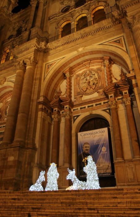 Un espectáculo de luz y sonido, actuaciones infantiles y un concierto de Siempre Así han dado la bienvenida a las fiestas en el Centro de Málaga