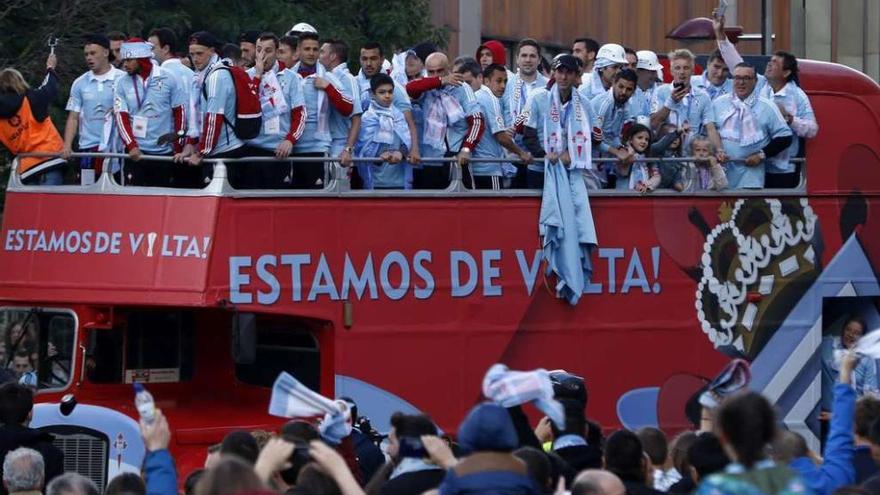 La plantilla celeste se dirige en autobús a la Praza de América aclamada por la afición para festejar la clasificación del equipo para Europa. // Ricardo Grobas