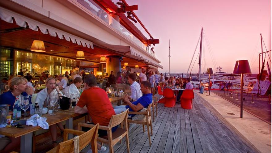 Von der Terrasse vom Coast by East aus hat man durch die Lage an der Spitze der Mole einen Rundumblick über den ganzen Hafen.