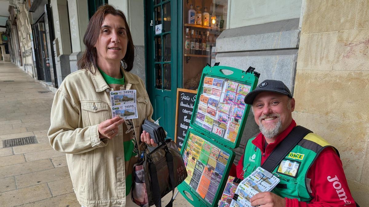 Begoña Martínez y Santiago Alentorn, en San Francisco, con los cupones de Aviés