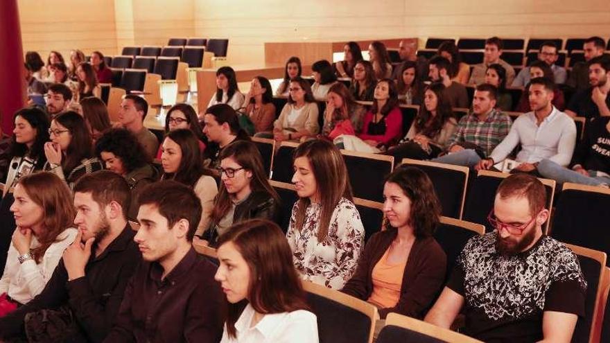 Asistentes al acto de acogida al médico joven, ayer, en la sede viguesa del colegio de médicos. // R. Grobas