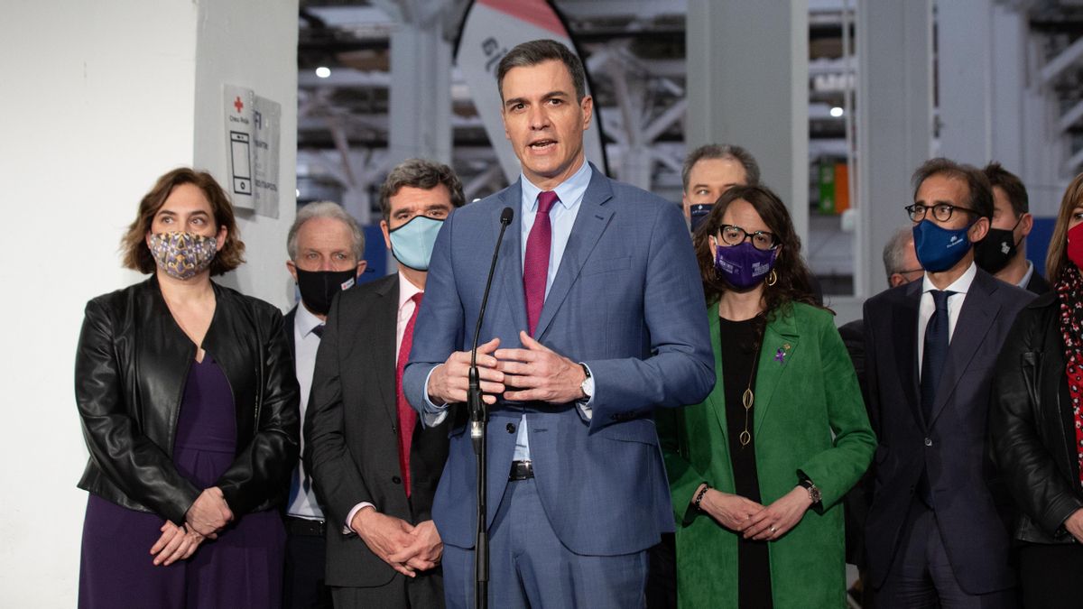 Pedro Sánchez interviene durante su visita al centro de refugiados ucranianos, en la Fira de Barcelona.