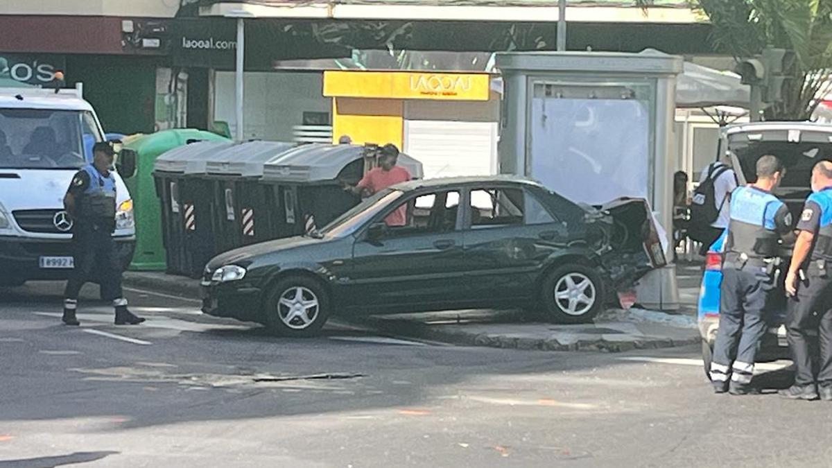 Uno de los vehículos implicado en la colisión, que se llevó por delante un semáforo de la calle Néstor de la Torre.