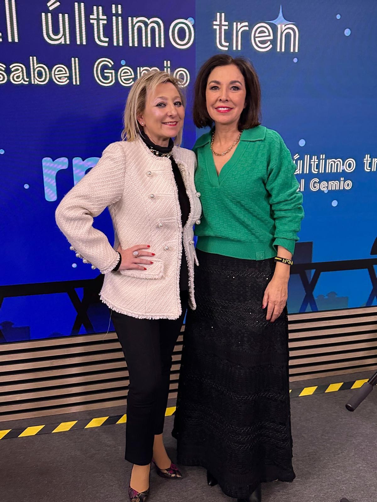 Pilar Boyero junto a Isabel Gemio.