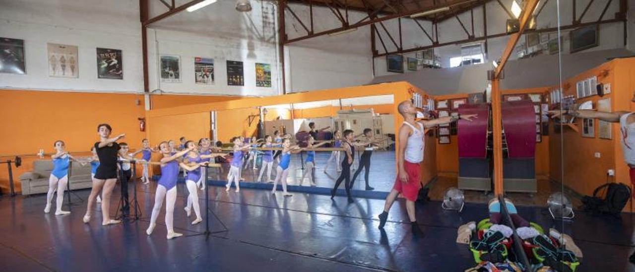 Una clase de ballet clásico dirigida por Carlos Miró en la escuela municipal de danza de Alaró.
