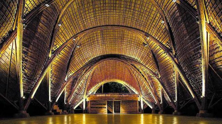 Interiores de El Arco,  gimnasio de Green School,  en la isla de Bali.