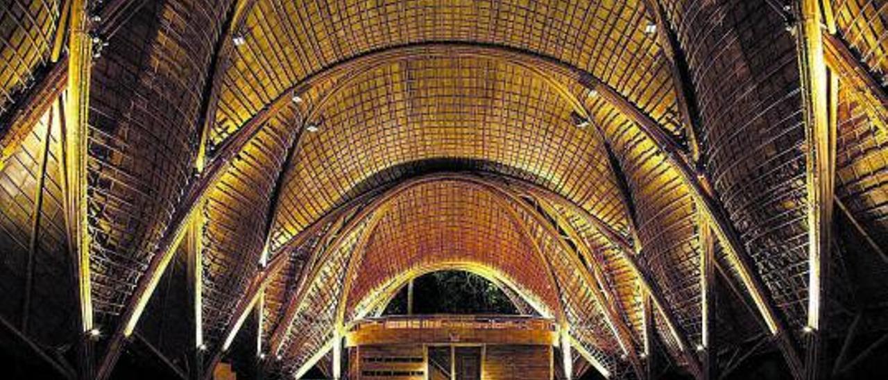 Interiores de El Arco,  gimnasio de Green School,  en la isla de Bali.
