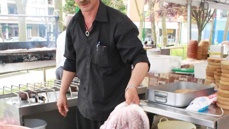 El pulpero Manuel Iglesias, durante una feria en Luanco en 2009.