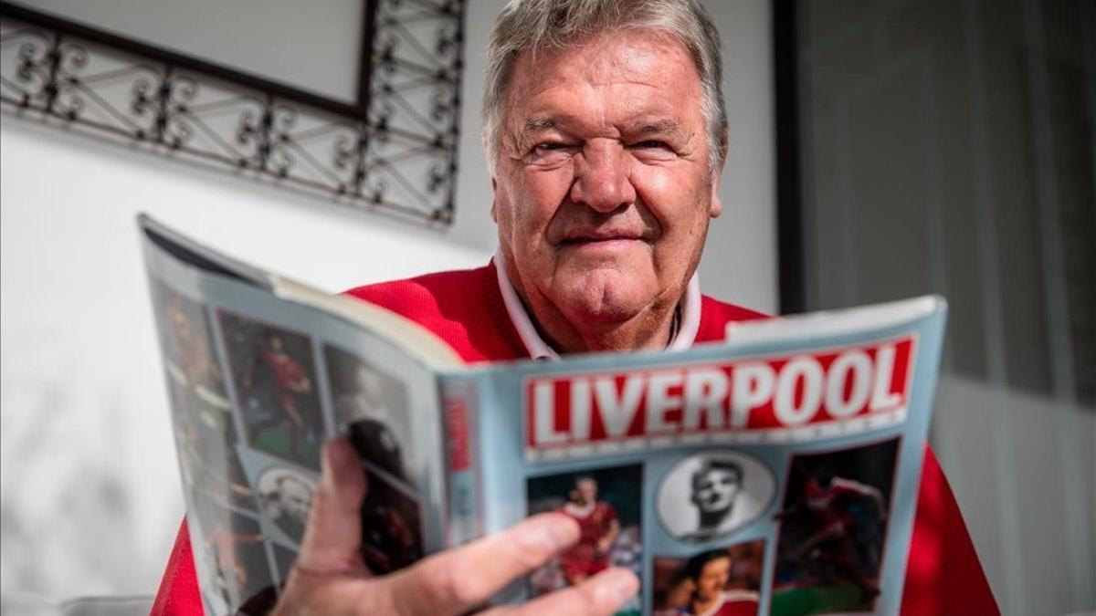 John Benjamin Toshack, tras la entrevista con El Periódico, con un libro de las leyendas del Liverpool.