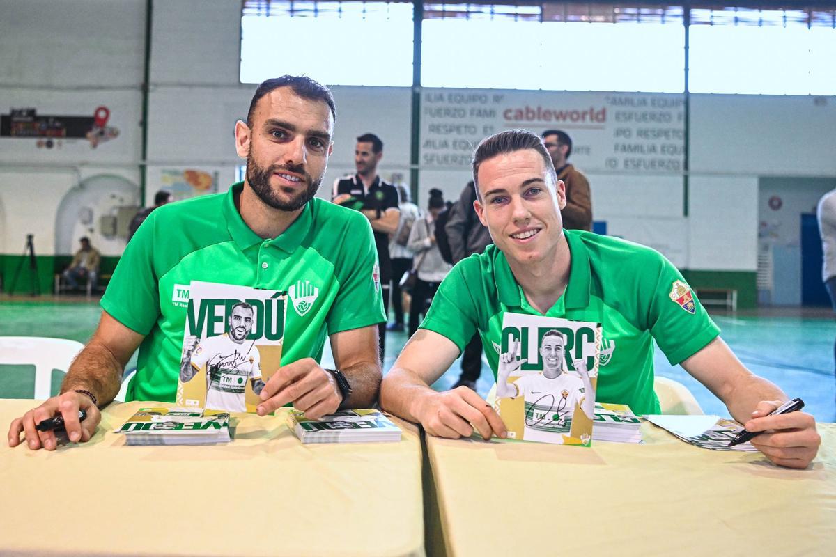 Gonzalo Vedú y Carlos Clerc, durante la firma de autógrafos