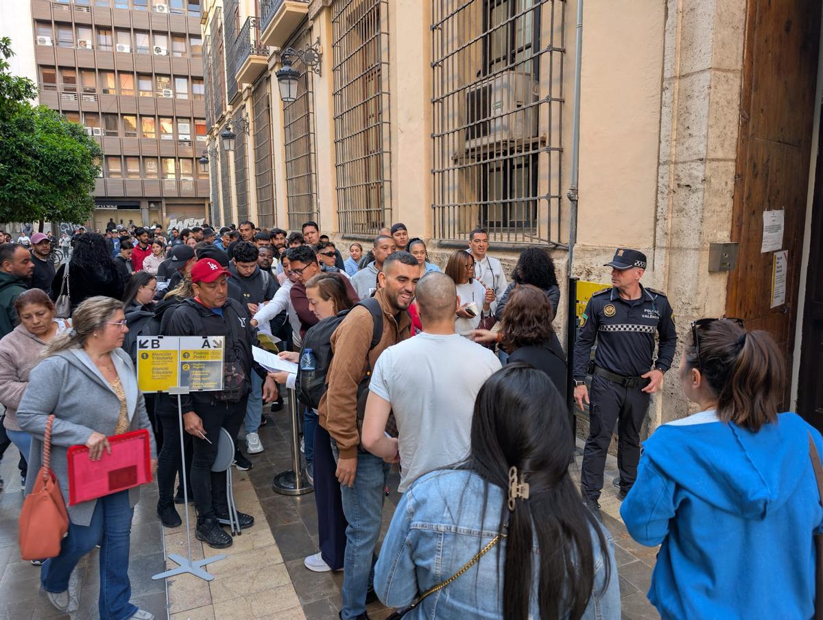 La regularizacion extraordinaria de migrantes colapsa los servicios sociales municipales de València