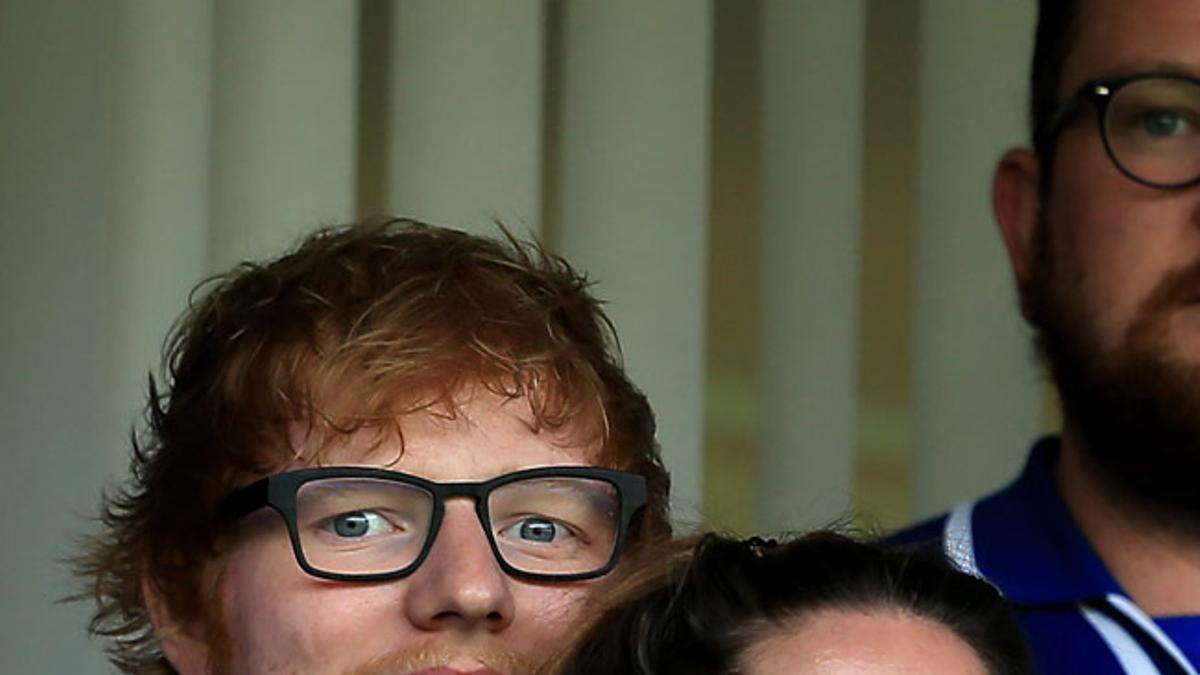 Ed Sheeran y Cherry Seaborn, en un partido de fútbol Ipswich
