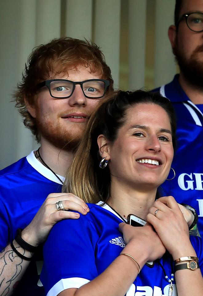 Ed Sheeran y Cherry Seaborn, en un partido de fútbol Ipswich