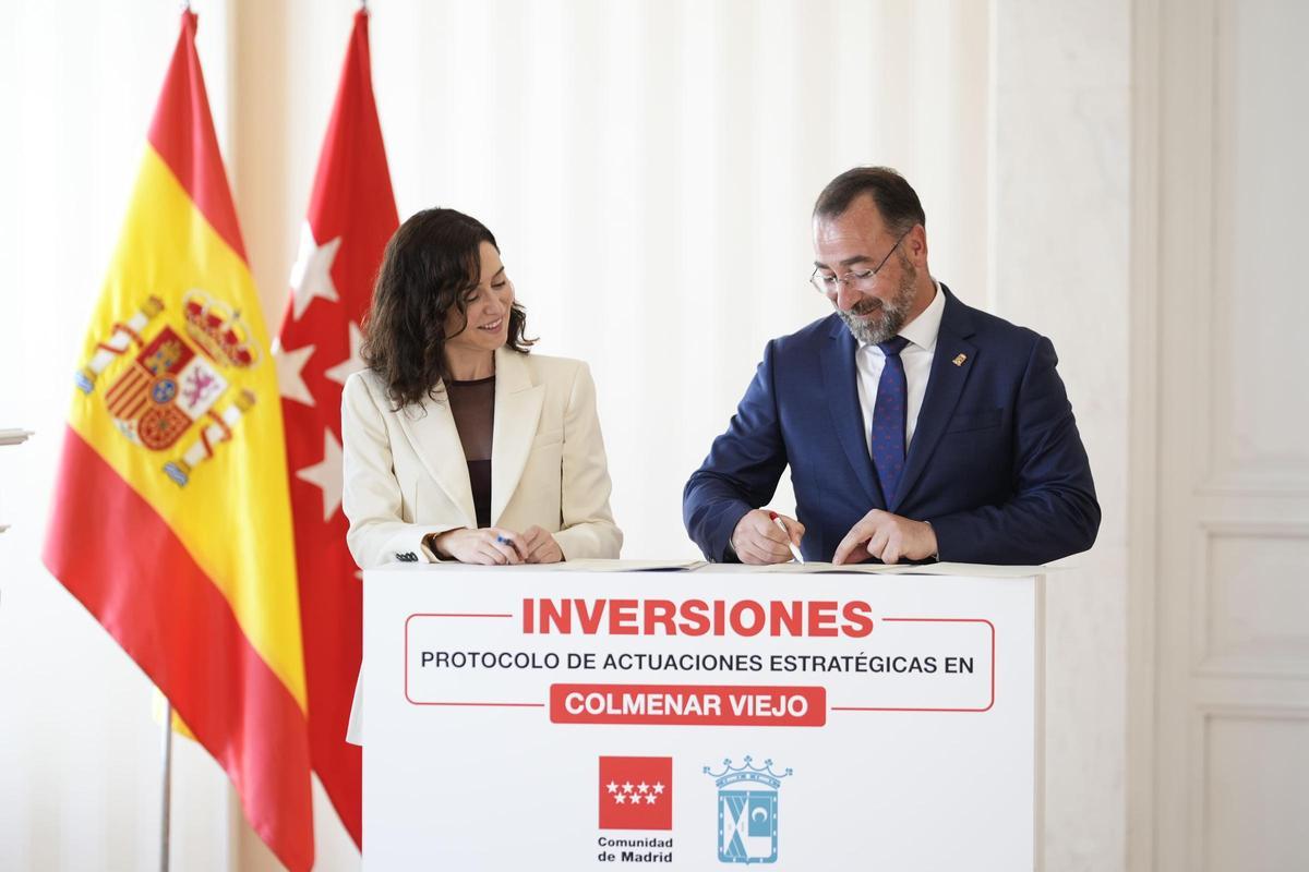 La presidenta de la Comunidad de Madrid, Isabel Díaz Ayuso, y el alcalde de Colmenar Viejo, Carlos Blázquez