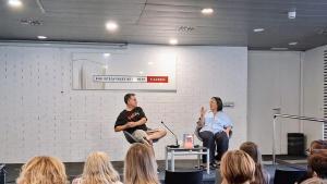 Martí Gironell y Laura Autonell charlan sobre La Llibreria de les Hores Mortes, el pasado 23 de junio en Figueres.