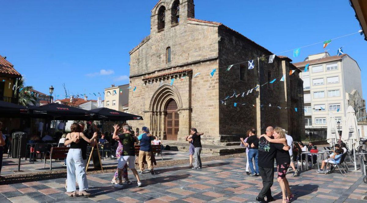 Tango en la plaza del Carbayo en las fiestas de Sabugo.