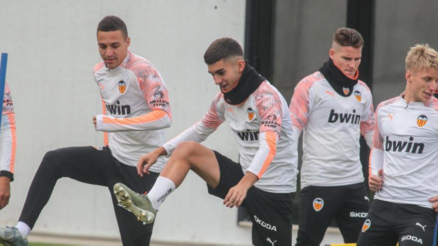 El Valencia se ejercitó ayer antes de viajar a Sevilla.