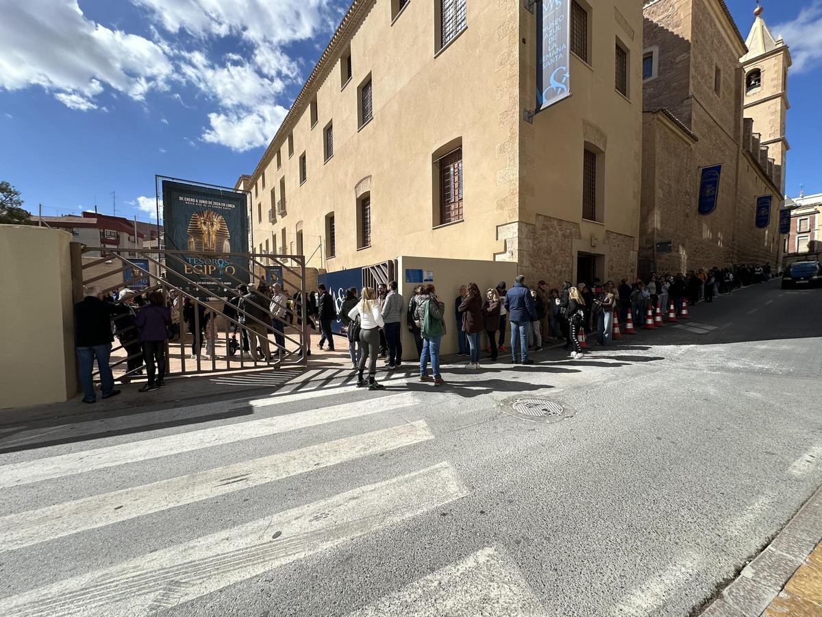 Imagen de archivo de la primera jornada de venta de sillas para Viernes de Dolores y Domingo de Ramos de 2024.