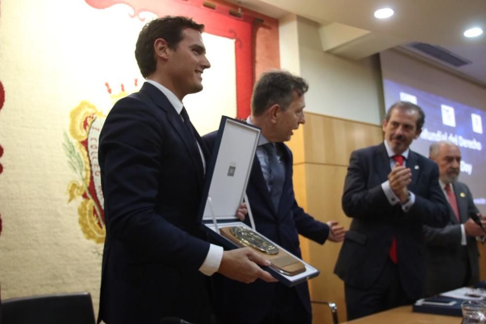 El líder nacional de Ciudadanos ha sido premiado por los abogados de Málaga con el 'World Peace and Liberty Award', un galardón que ha recibido de la mano del decano Francisco Javier Lara.