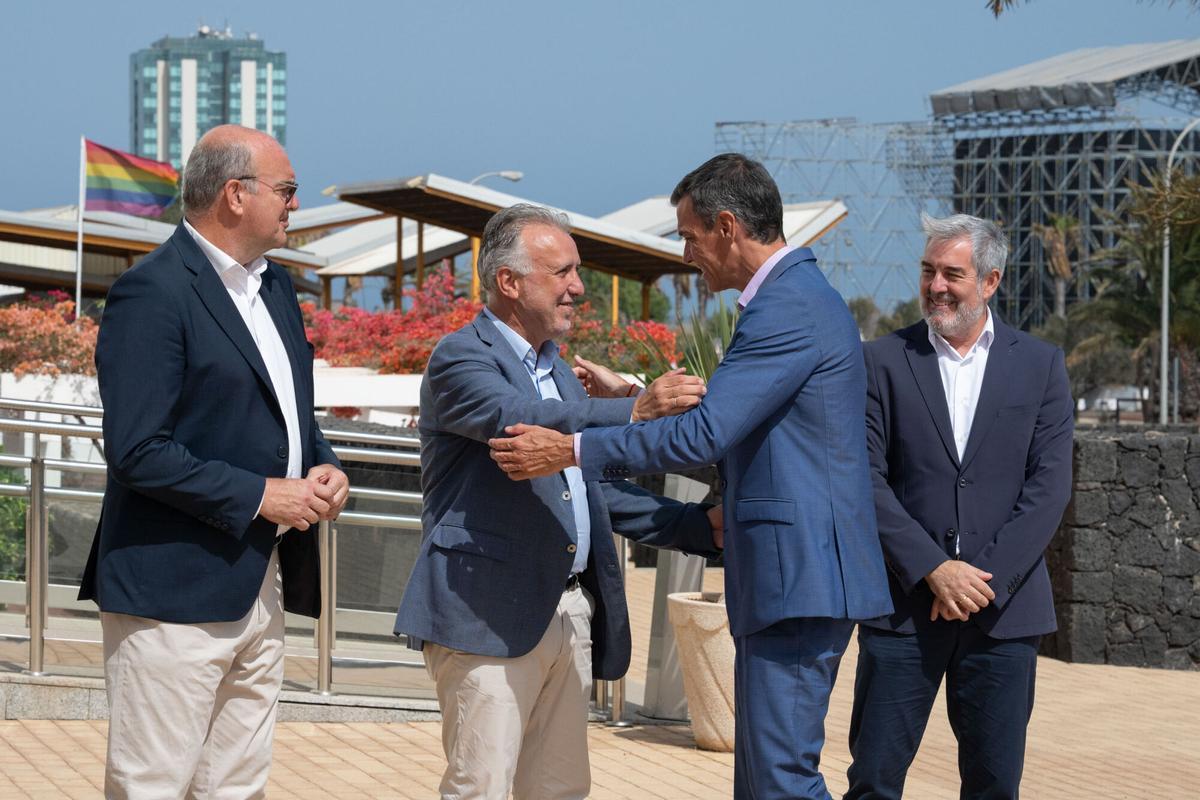La reunión entre Pedro Sánchez y Fernando Clavijo en Lanzarote, en imágenes