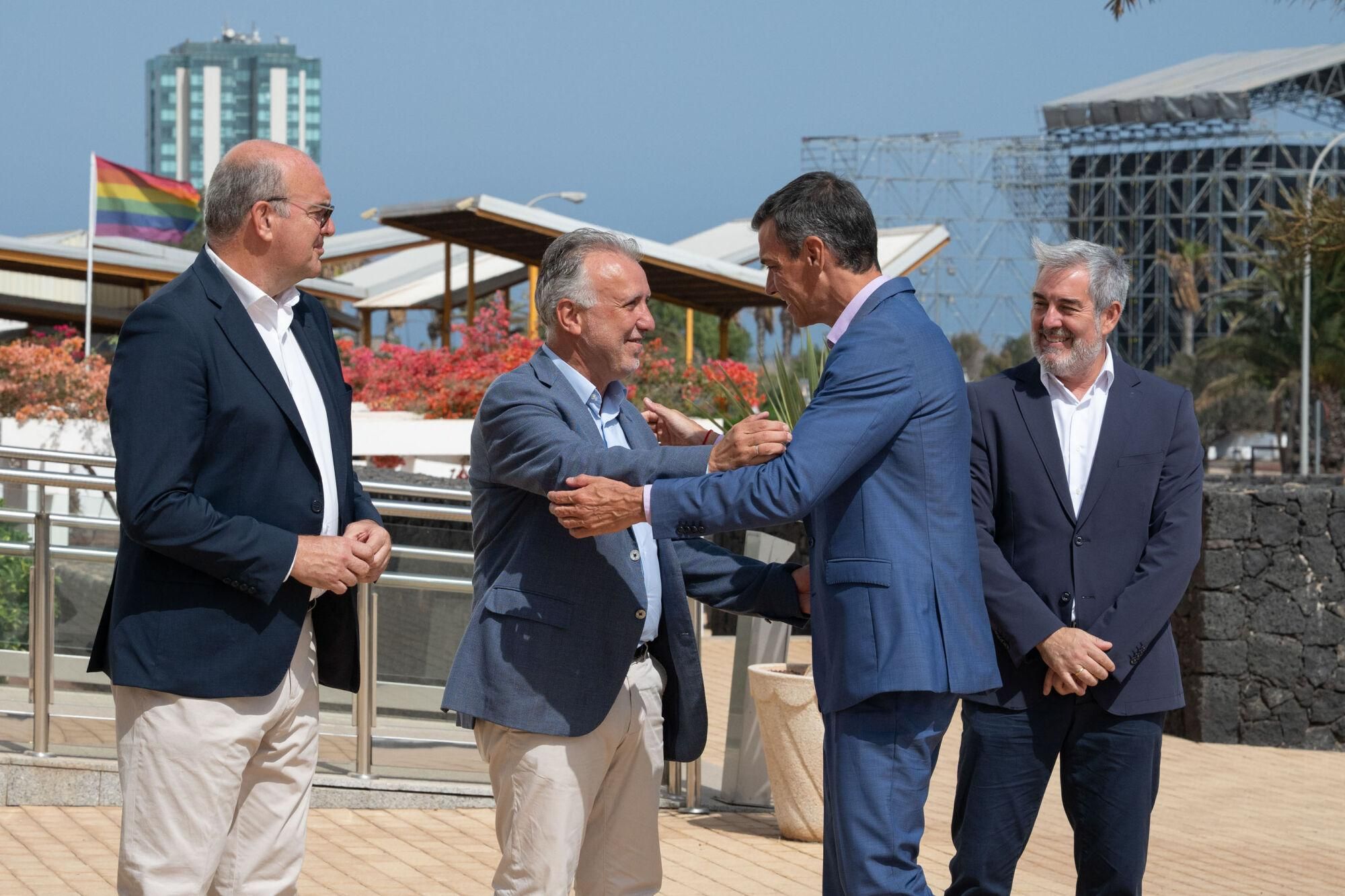 La reunión entre Pedro Sánchez y Fernando Clavijo en Lanzarote, en imágenes