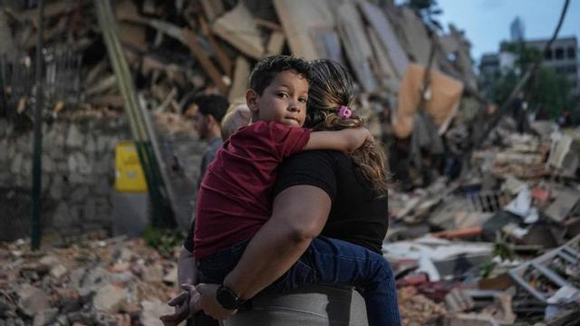 Afectats pel terratrèmol, a Catia La Mar, a l’estat de La Guaira. | FEDERICO PARRA / AFP