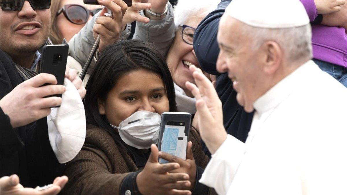 El Papa reza el rosario por el mundo golpeado por la pandemia con 47 santuarios