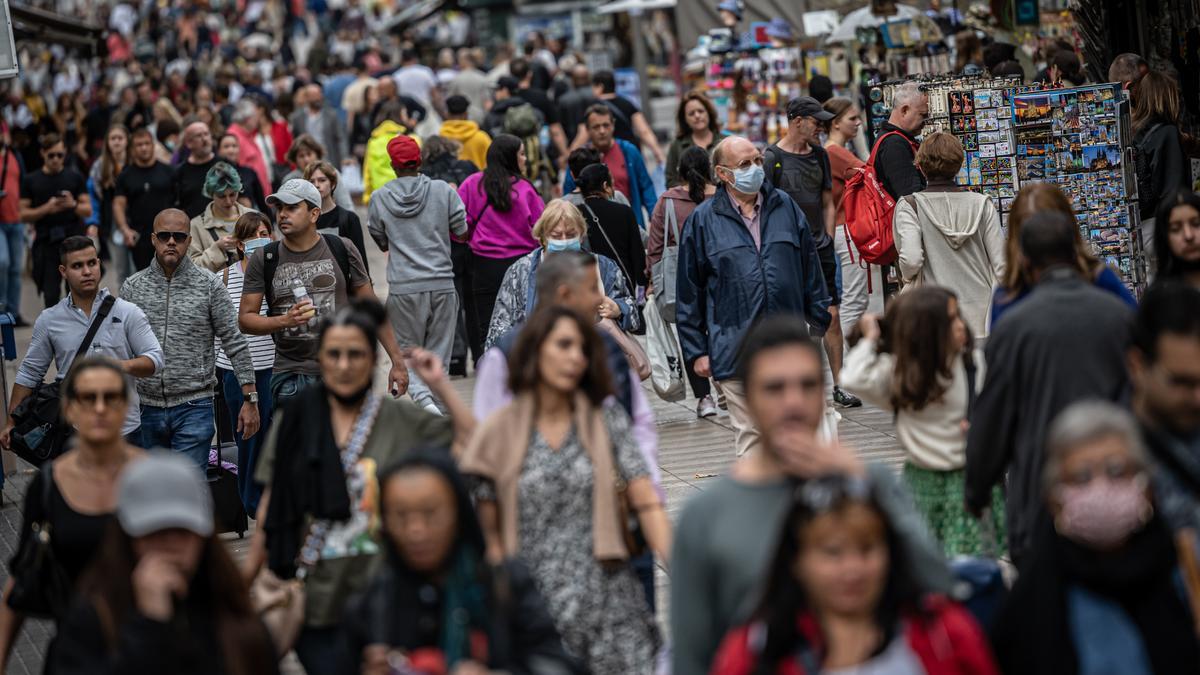 Gente paseando por la Rambla, en Barcelona.