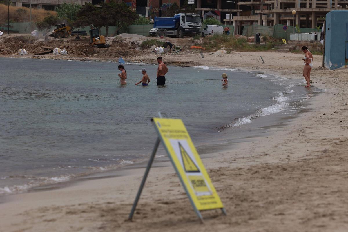 Galería: cerrada al baño la Platja d'en Xinxó por vertidos fecales