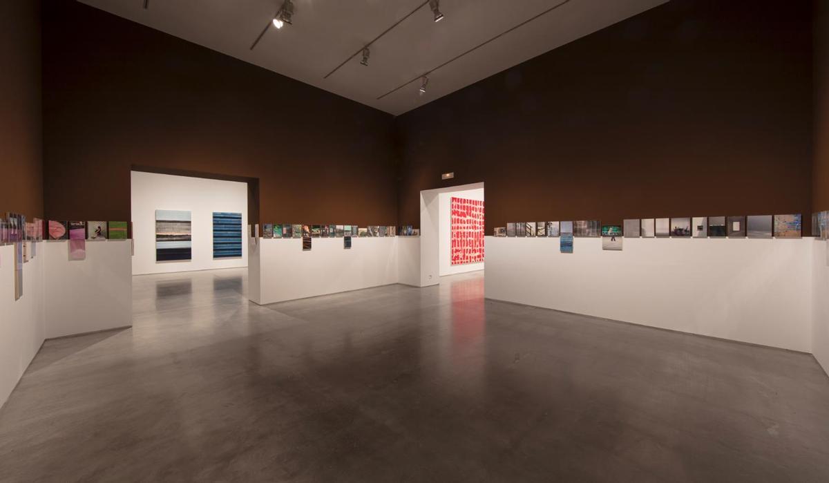 Una de las salas dedicadas a la fotografía de Uslé.